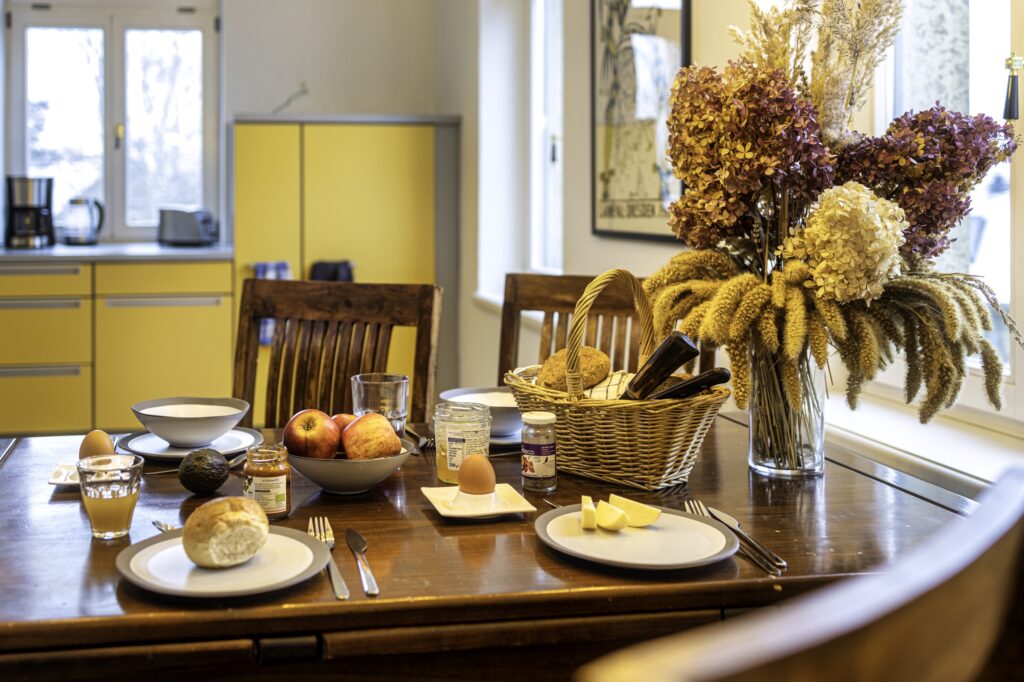 Frühstückstisch gedeckt für vier Personen in Ferienwohnung in Dresden