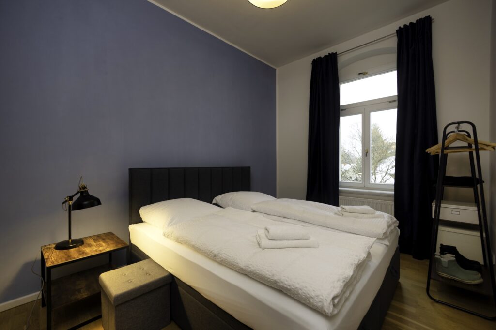 Schlafzimmer mit King-Size-Bett in Ferienwohnung in Dresden mit Gartenblick